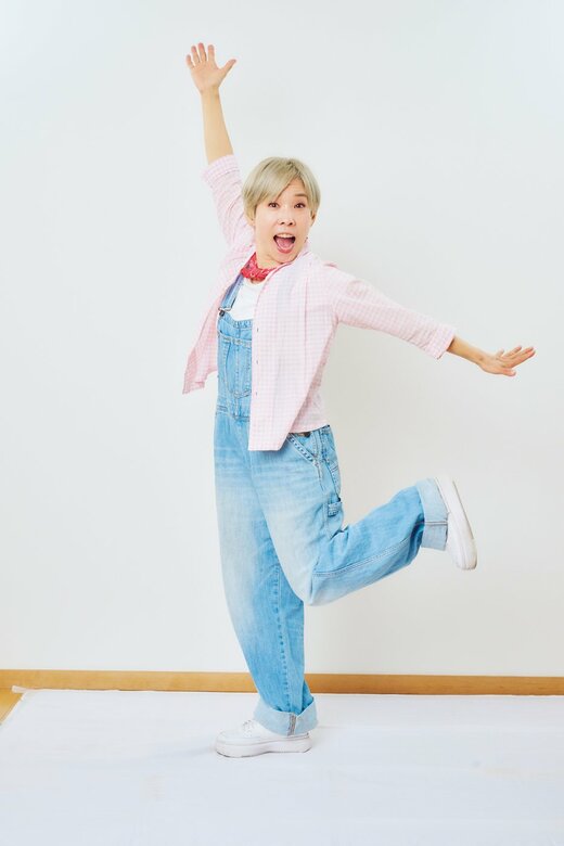 手足を広げて飛行機のようなポーズをとる化け子さん