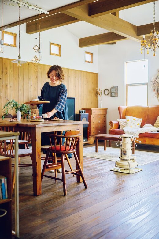 食器を運ぶ女性