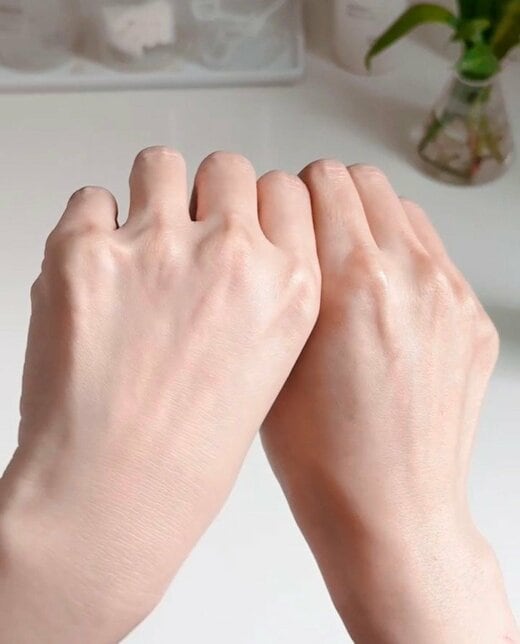 左側がパウダーを塗った手。肌がキメ細かく見える気がします