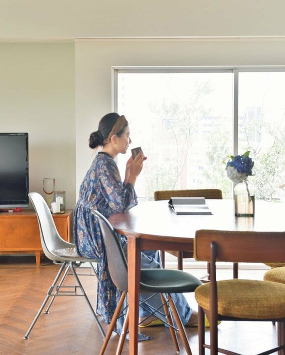 女性イスに座ってお茶の時間