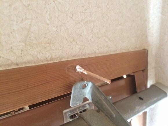 先端に木工用ボンドをつけた楊枝を穴に差し込みます