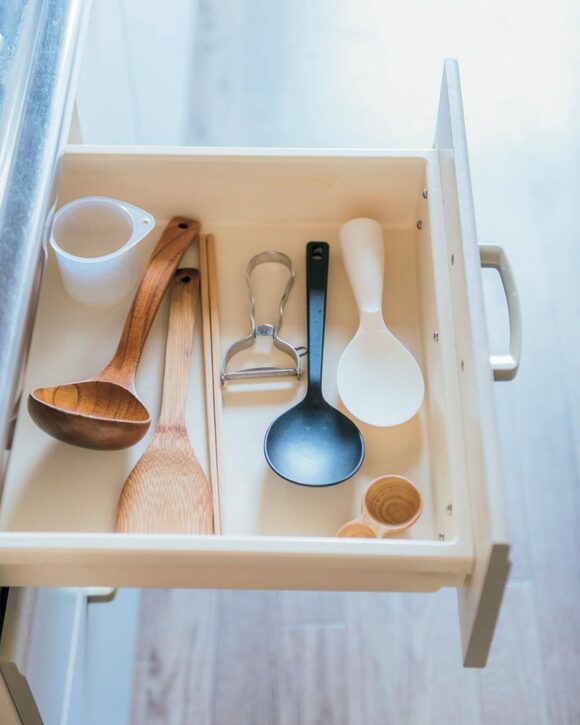 キッチンツールをゆったり収納した引き出しの様子