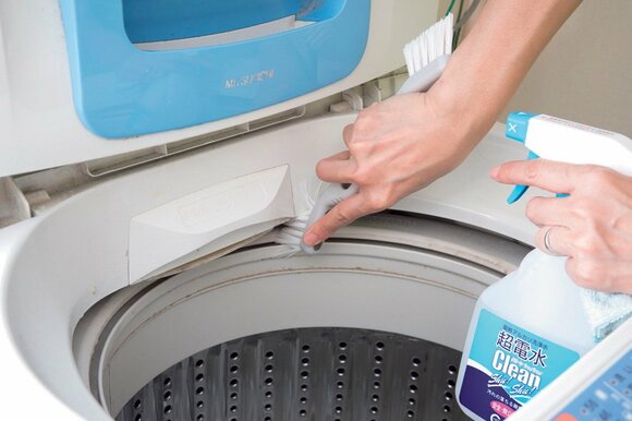 洗濯槽の縁の汚れは、電解水+両面ブラシで