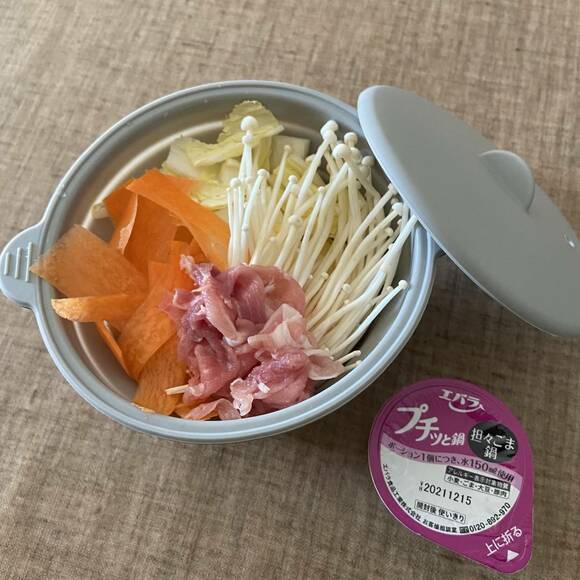 小鍋にエノキやお肉など 隣に鍋のもと