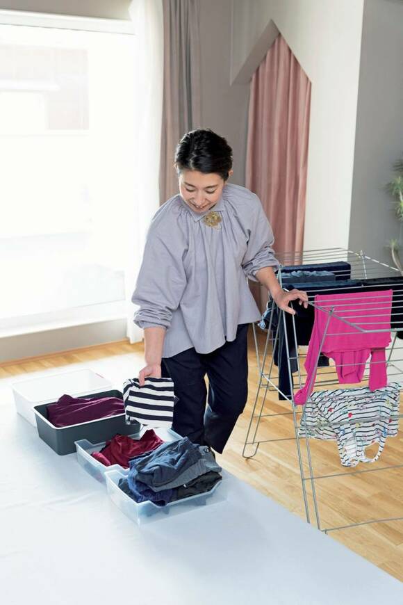 衣類を仕分けしている様子
