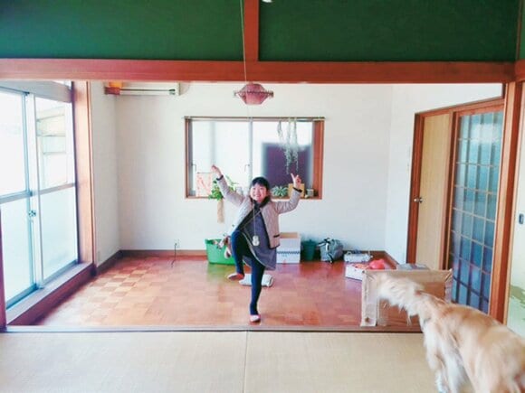 女の子両手をあげている