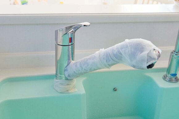 蛇口に湿布して水アカを緩める