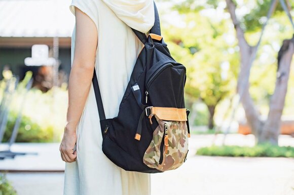 黄色黒リュック