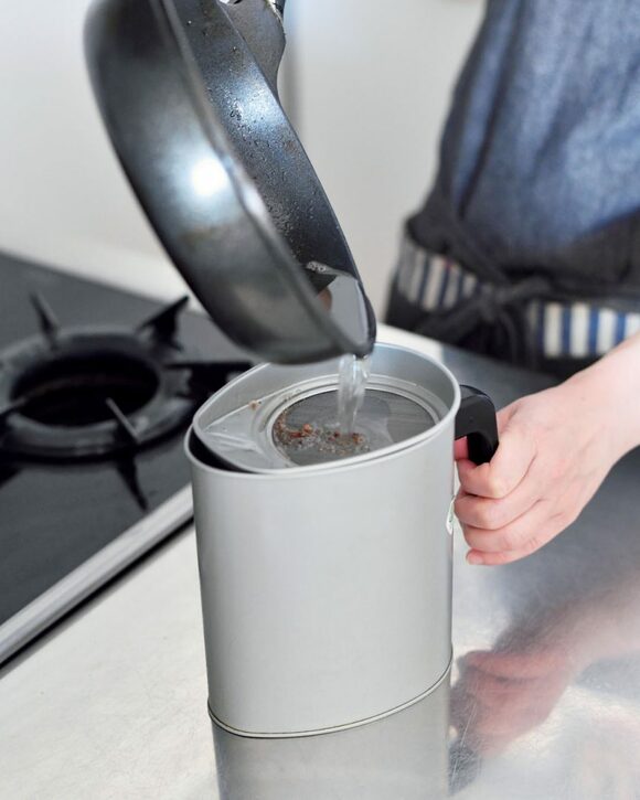 揚げ油を再利用する様子