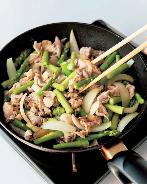 アスパラを加え、1分ほど炒める