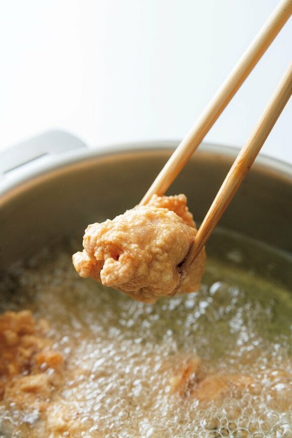 から揚げと菜箸