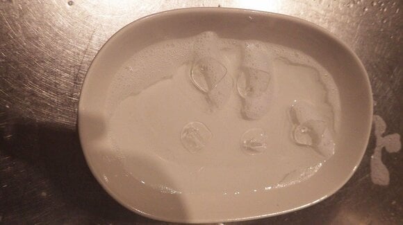 食器用洗剤を水で薄めた液体