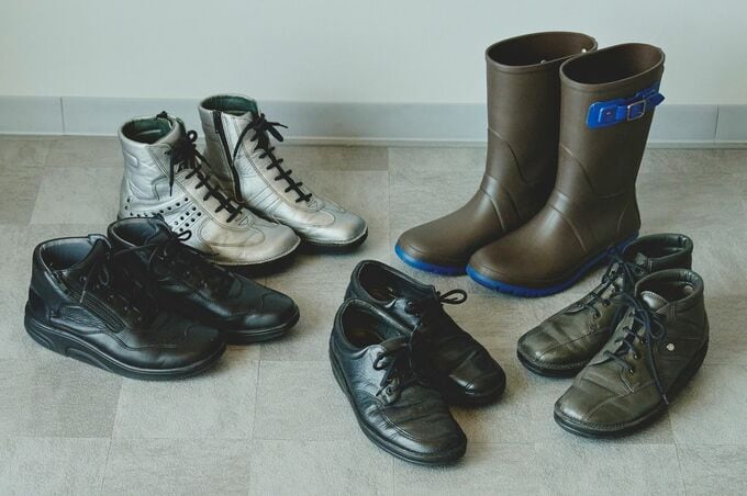  . 愛用していたメガネ（下から 2 つ目）が古くなり、同じブランドの雰囲気の似 たフレーム（一番上）をメルカリで買ったら、これが失敗！ 「試着の重要性を 痛感しました」。 今のお気に入りは「テオ」のフレーム（手前）。「目尻がキュ ッと上がってフェイスラインもすっきり。美容師さんがこのメガネに合うス タイルにしましょうって、今の髪形を提案してくれたんです