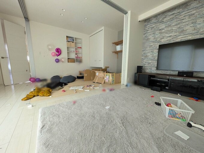 散らかっているリビング