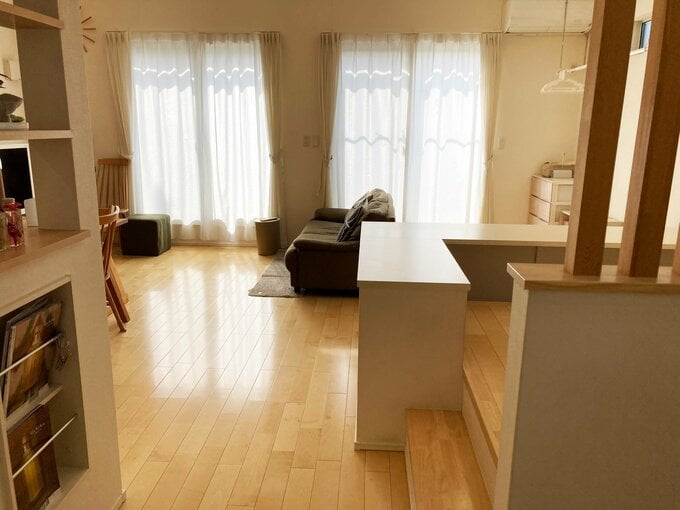 階段からリビングダイニングを見る