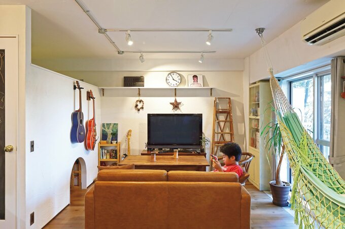 ソファでくつろぐ長男