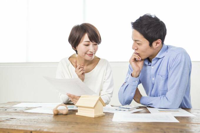 夫婦で話し合う様子