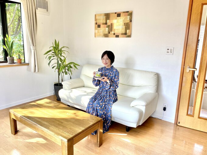 ご自宅のリビングでくつろくライフさん