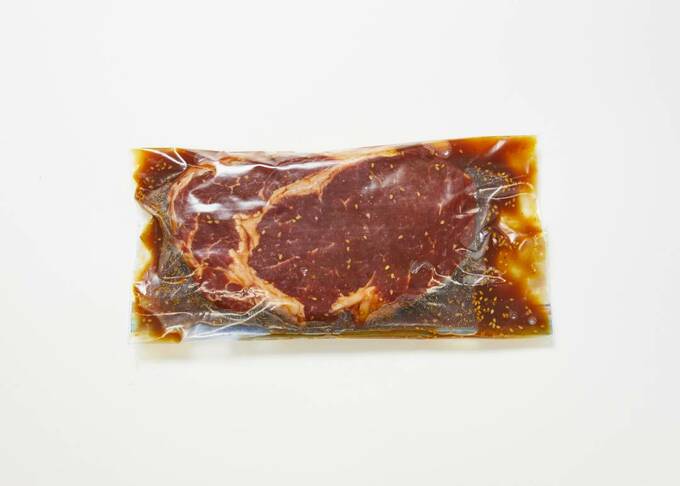 肉を焼肉のタレに漬けている様子