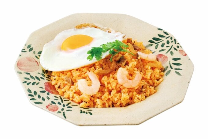 皿に盛られたトムヤムチャーハンと目玉焼き