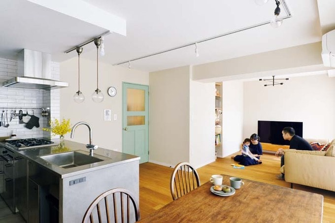 ダイニング側から見たリビング