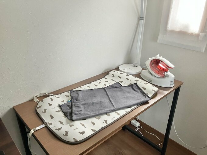 ハンカチにアイロンをかける準備をしている様子