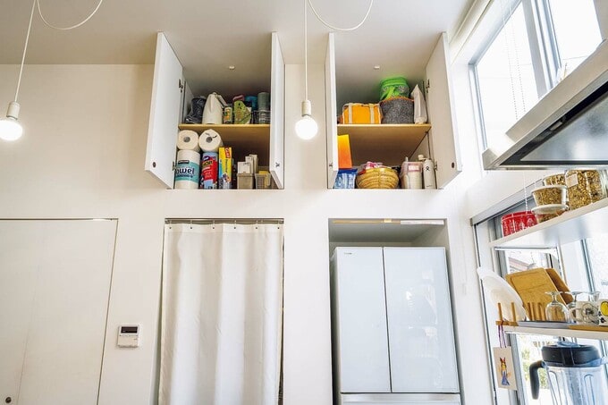 奥行きのある高所収納にかさばるものをストック