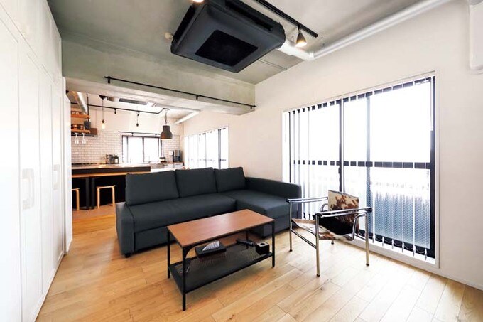 床の素材を貼り分けることでさりげなく場を分けたリビングとダイニングキッチン