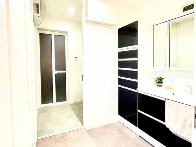 引き戸で分かれる浴室と洗面所