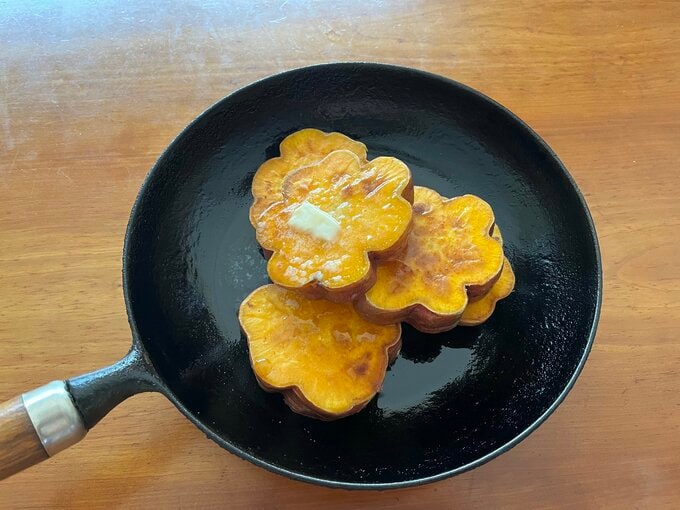 さつまいもバター焼き。「夫の友人が作った安納芋で。お芋の自然な形がかわいかったので輪切りで作りました。お花みたいになって子どもに好評でした」