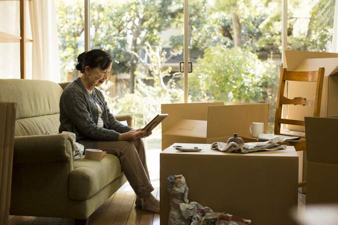 荷物の整理をする様子