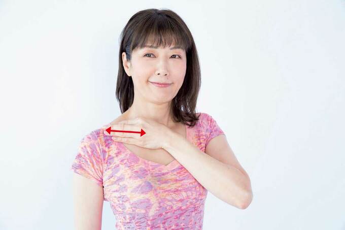 右鎖骨をなでる様子