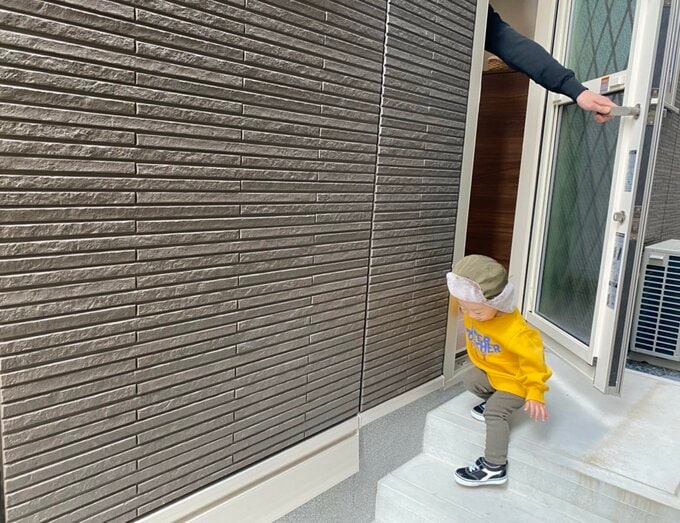 勝手口の外階段を子どもが下っている様子