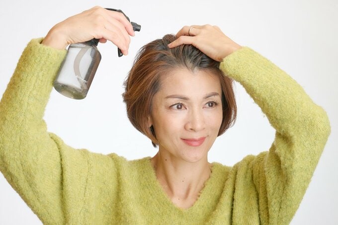 髪の濡らす女性