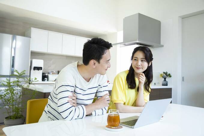 パソコンの前に男女