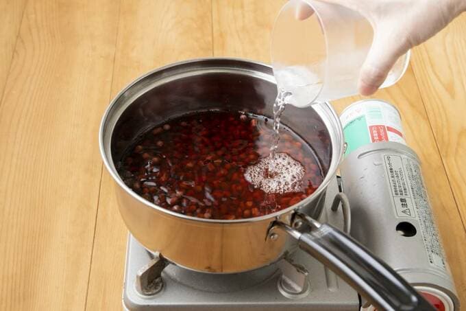 お鍋に水を入れる