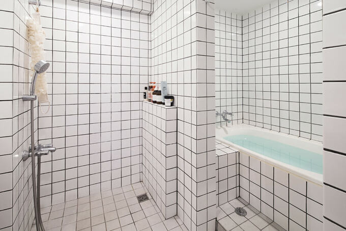 タイル貼りの浴室