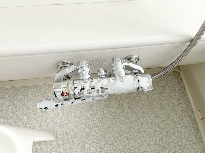 水栓金具にスプレー