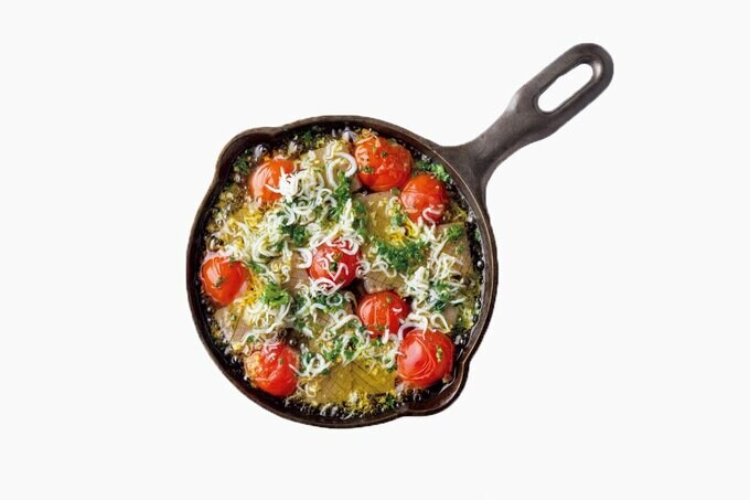 シラスとこんにゃく、ミニトマトのアヒージョ