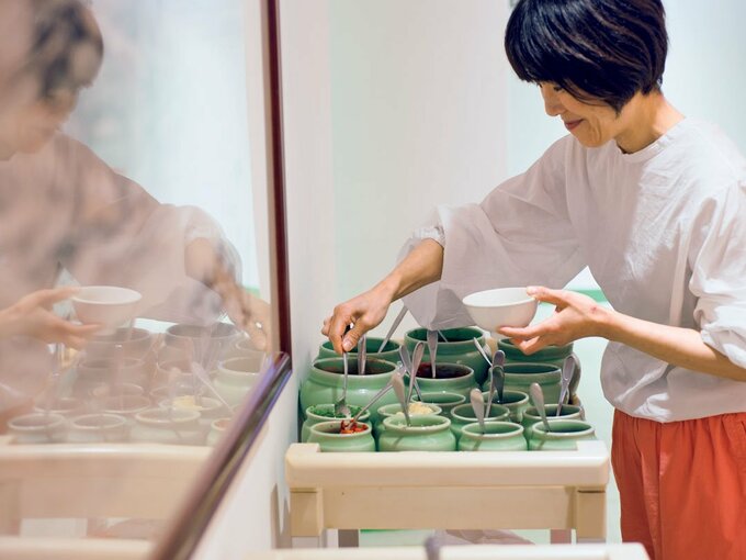 たくさんの調味料から選んで、自分でタレを調合