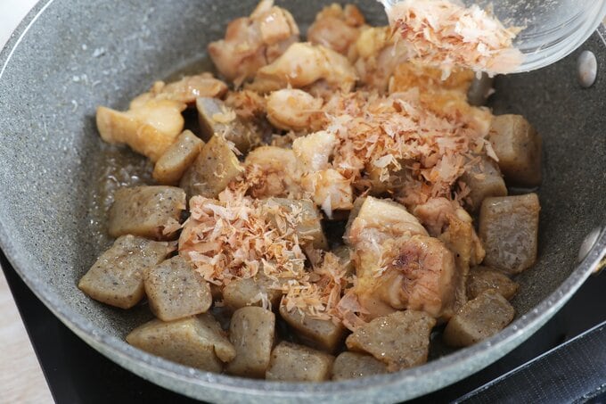 めんつゆを入れて炒める