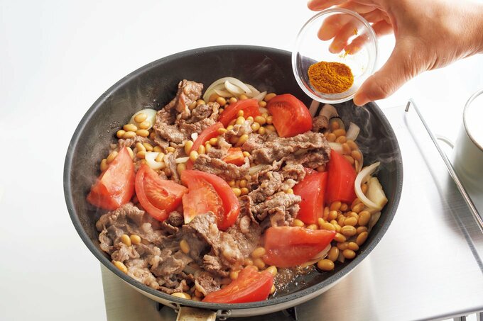 フライパンに牛肉トマト