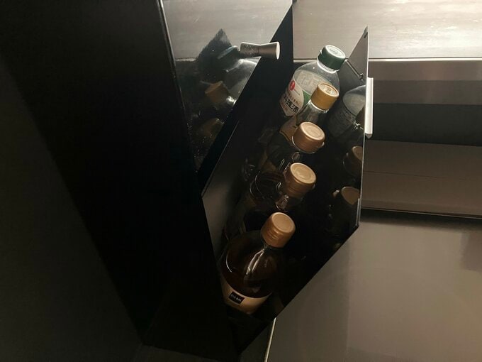 下段は斜めに開いて止まるので片手でも使いやすい