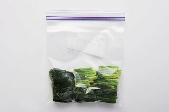 保存袋にホウレンソウ
