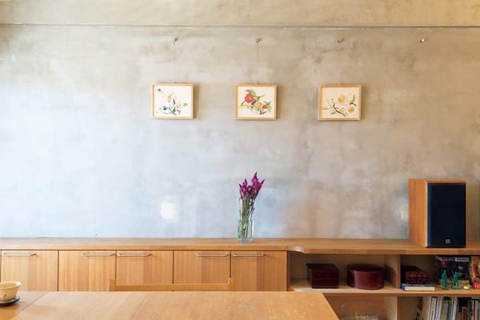 既存のモルタル壁を生かし、友人の日本画家の作品を飾ったダイニングの壁面
