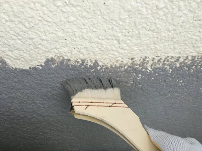 デコボコしたところはハケで押し込むように塗装