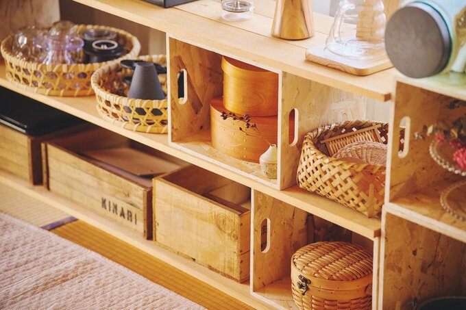 カゴや箱が並んだ棚