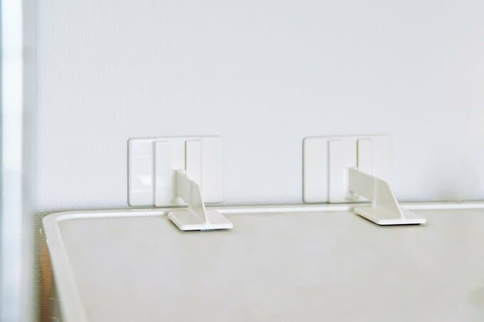 壁と冷蔵庫を固定している部分