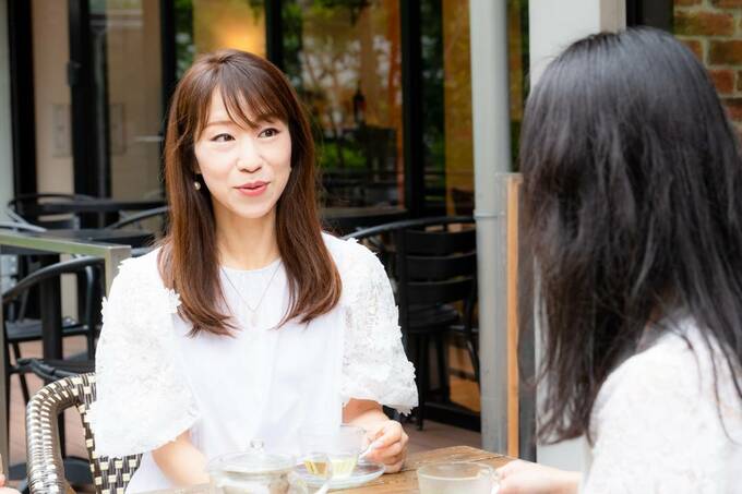 会話をする女性