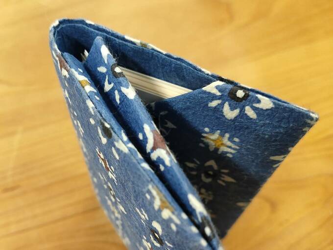 名刺の入った名刺入れ